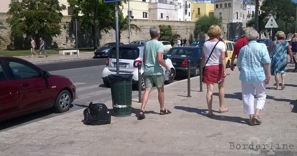 turisti a spasso tra la spazzatura