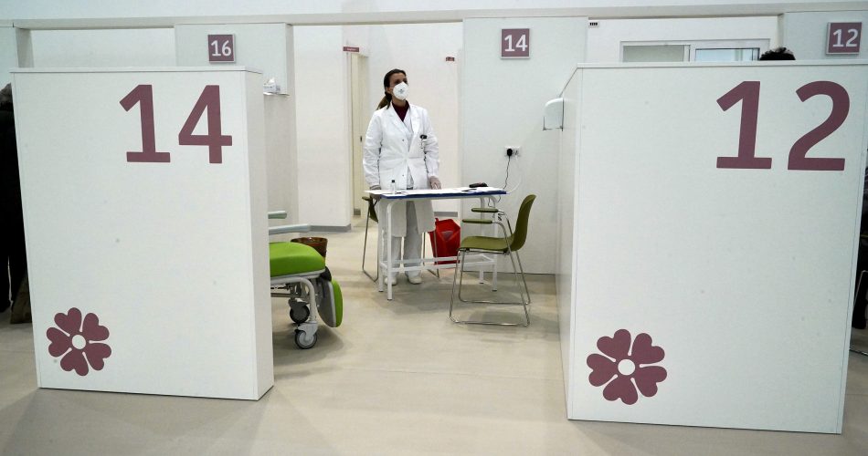 vaccini a 79enni hub Fiera Bari_3