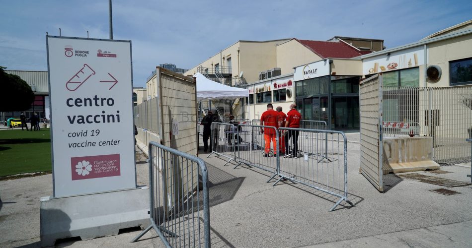 vaccini a 79enni hub Fiera Bari_8