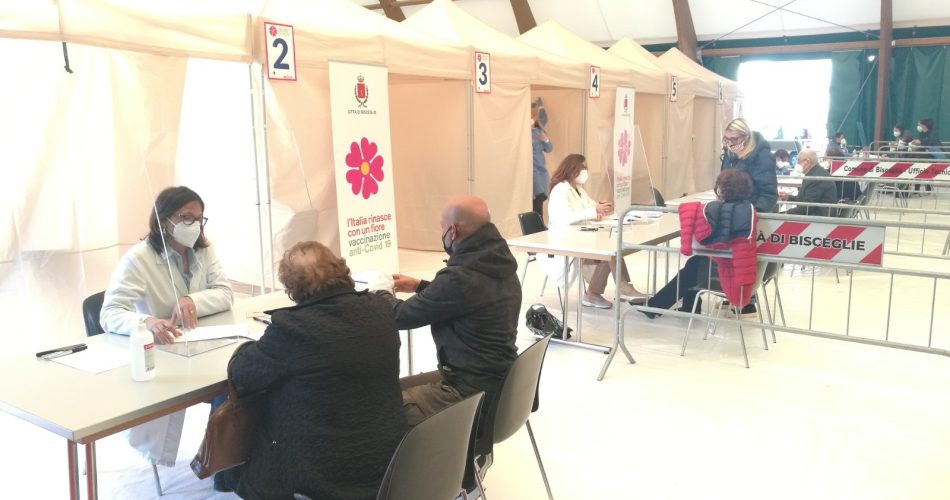 vaccini over 80 palasport Bisceglie_2