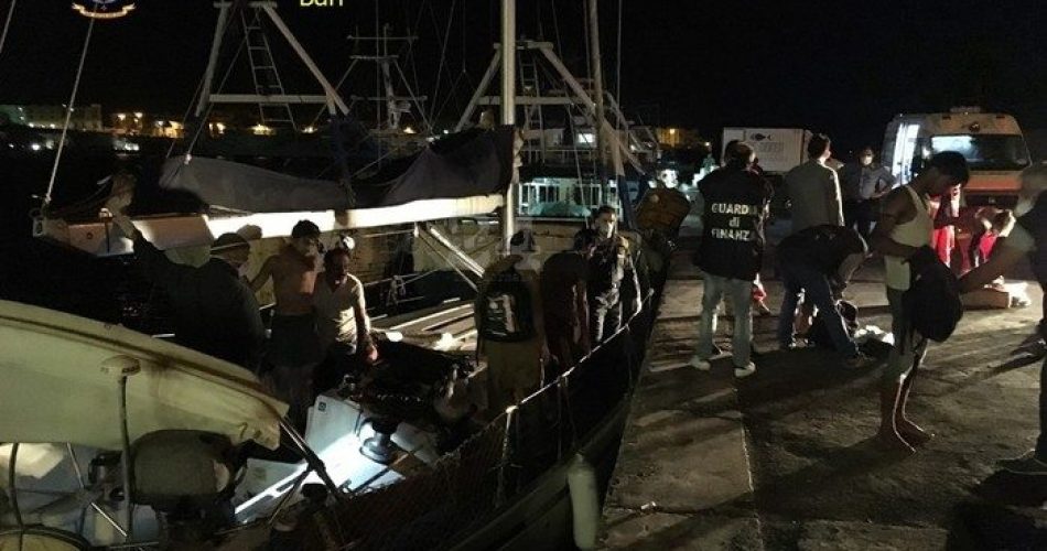 Migranti: in 71 su veliero a Bari
