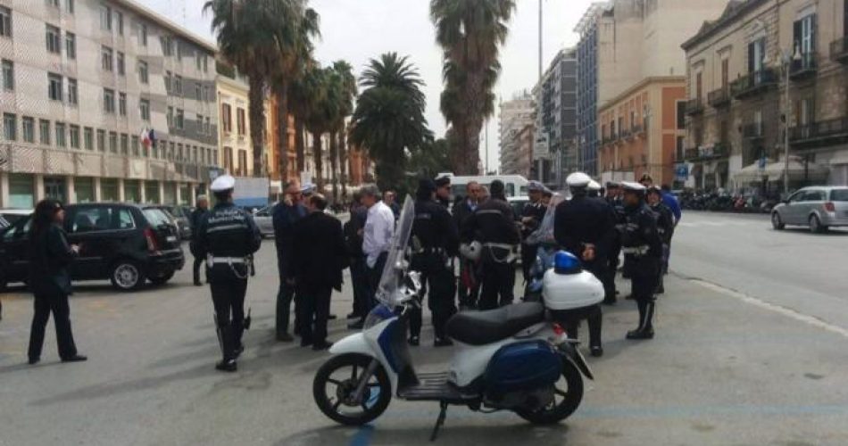 Il presidio della polizia municipale in piazza Libertà a fine maggio
